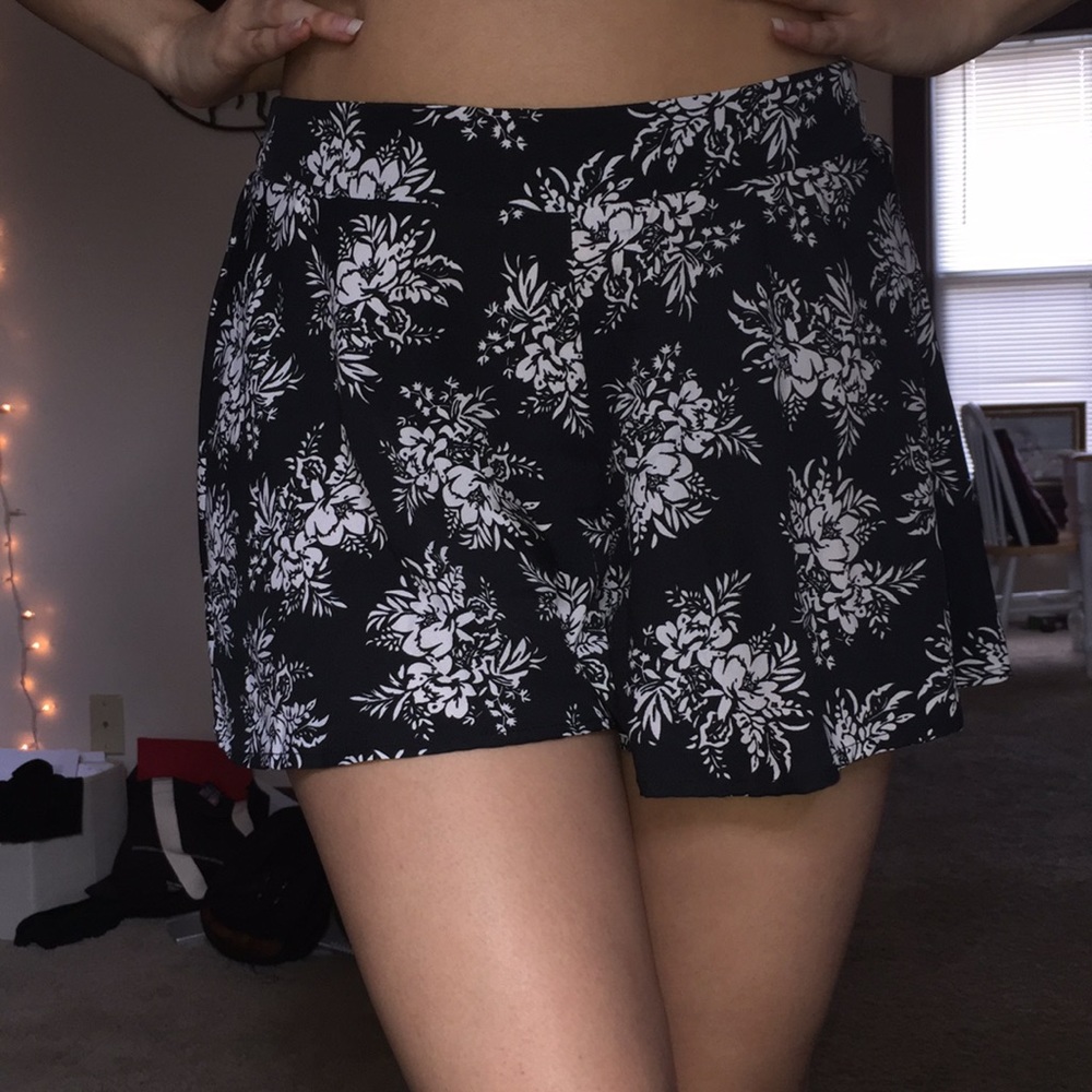 Charlotte Russe M Flowy Black Cream Floral Shorts